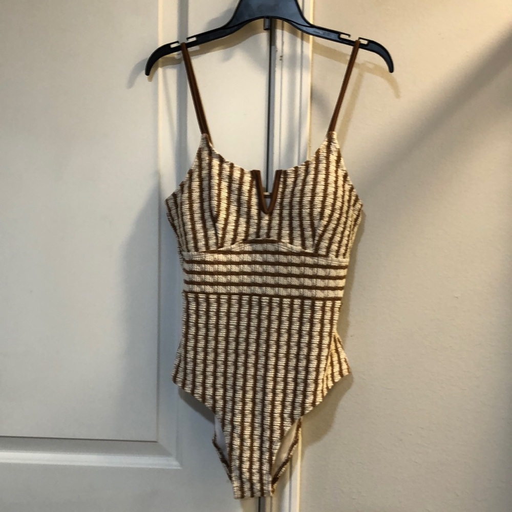 Woman medium bathing suit.